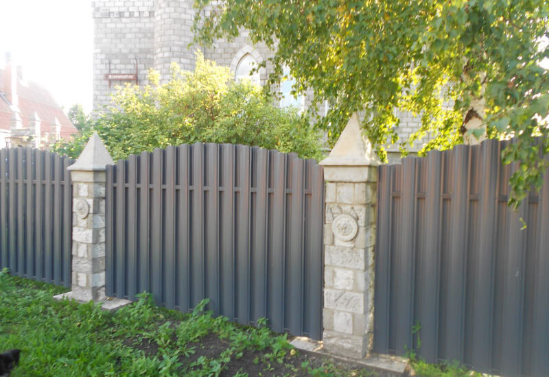  Забор из евроштакетника серого со светлыми столбами Семей фото 2