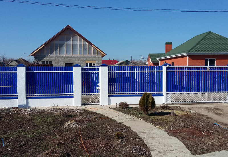 Забор из металлоштакетника синего с белыми столбами в Семее фото 2