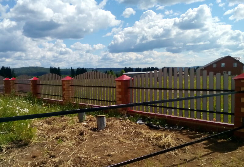 Забор из евроштакетника RAL3003 рубин, секция горкой в Семее фото 1