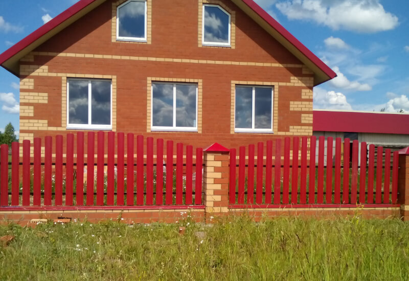 Забор из металлоштакетника цвета рубин с кирпичными столбами в Семее фото 2