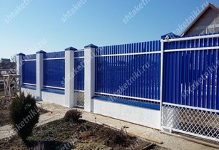 Фото забора из синего штакетника в Семее